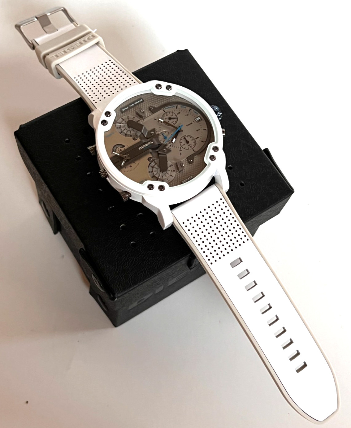 DIESEL DZ7419 men’s MR Daddy 2.0 watch with white silicone strap