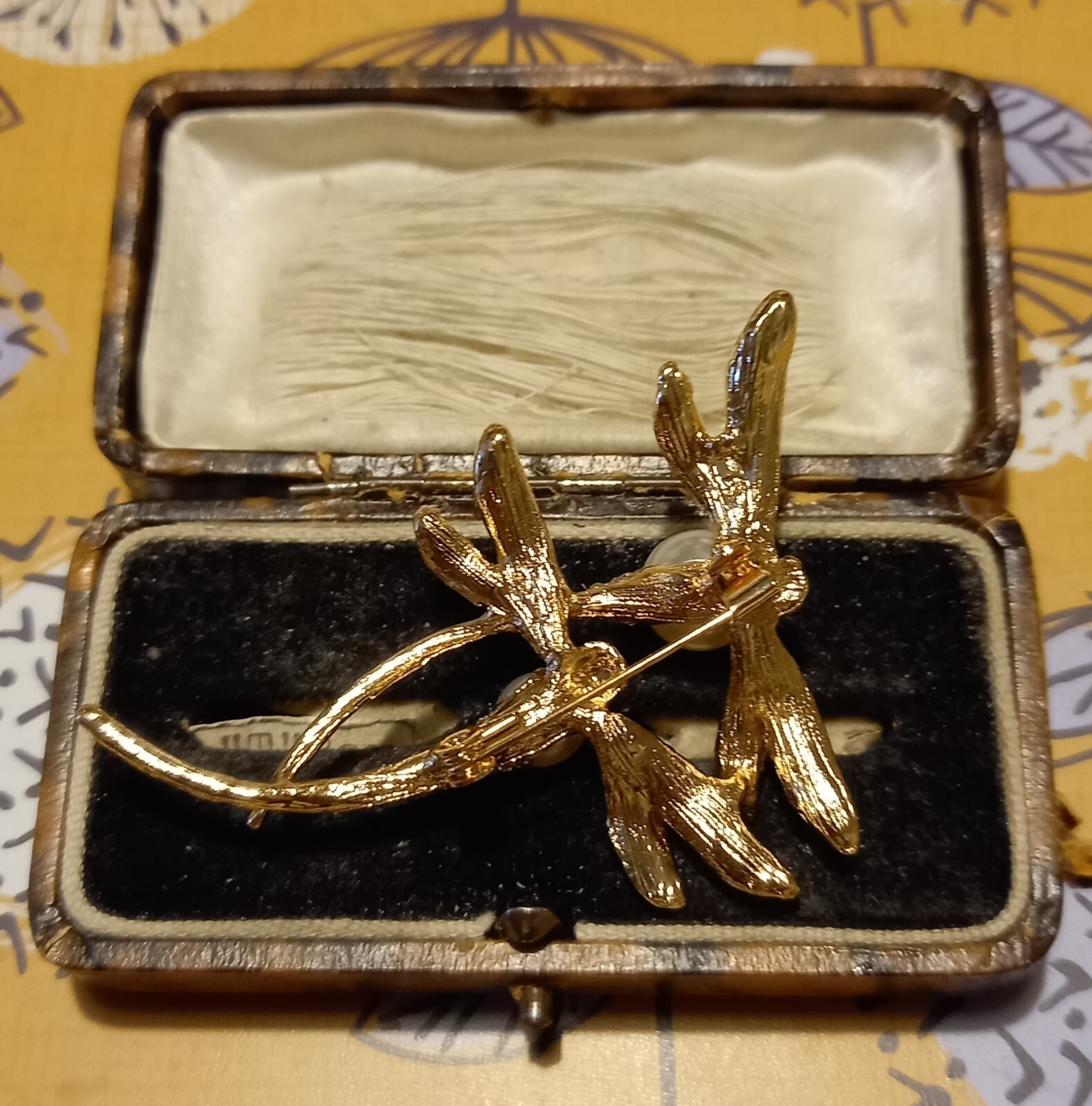VINTAGE STYLE FAUX PEARL DOUBLE DRAGONFLY BROOCH VERY PRETTY