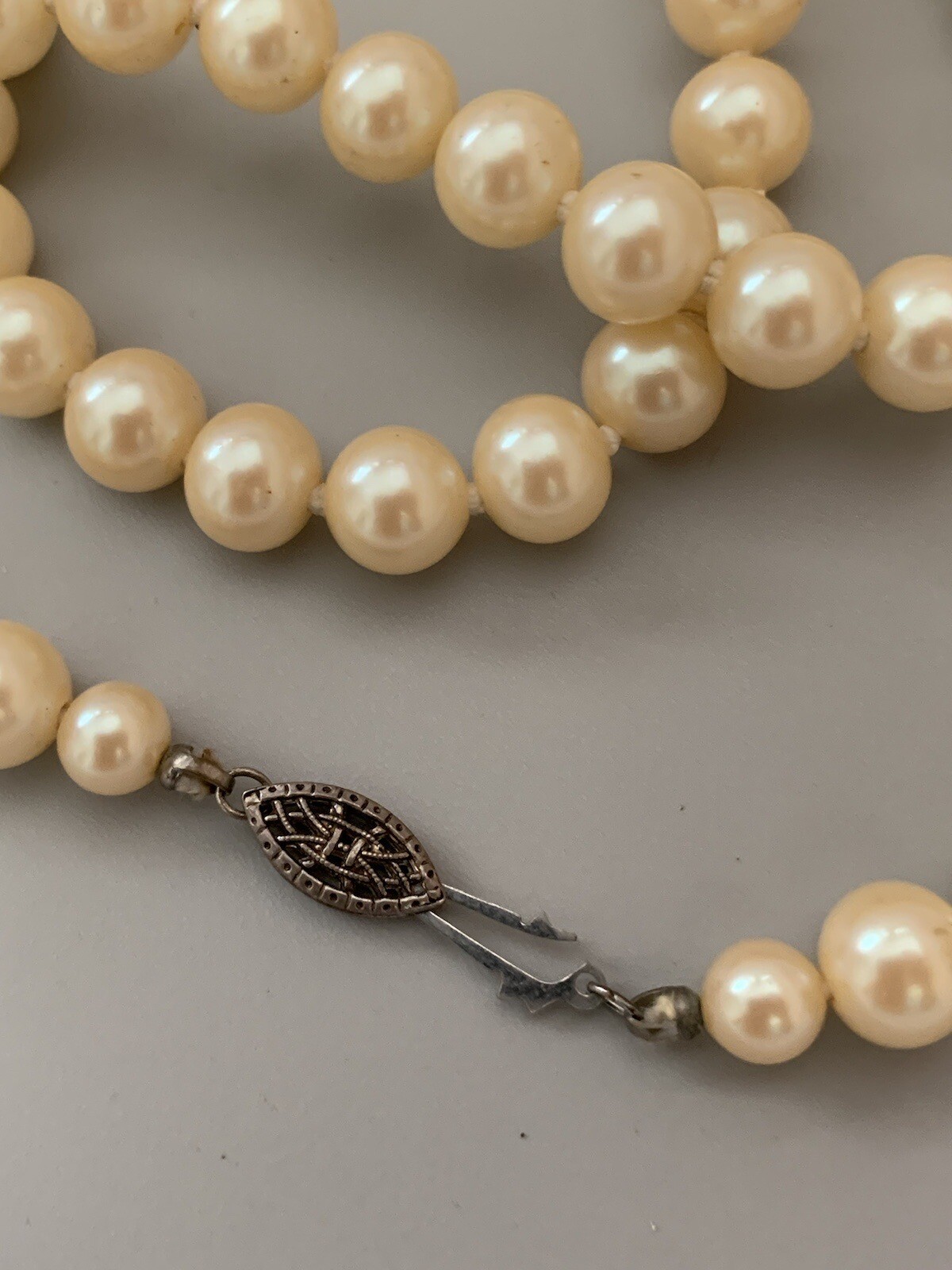 Vintage Faux Ivory Pearl Single Strand Necklace Approx 20” In Length Knotted