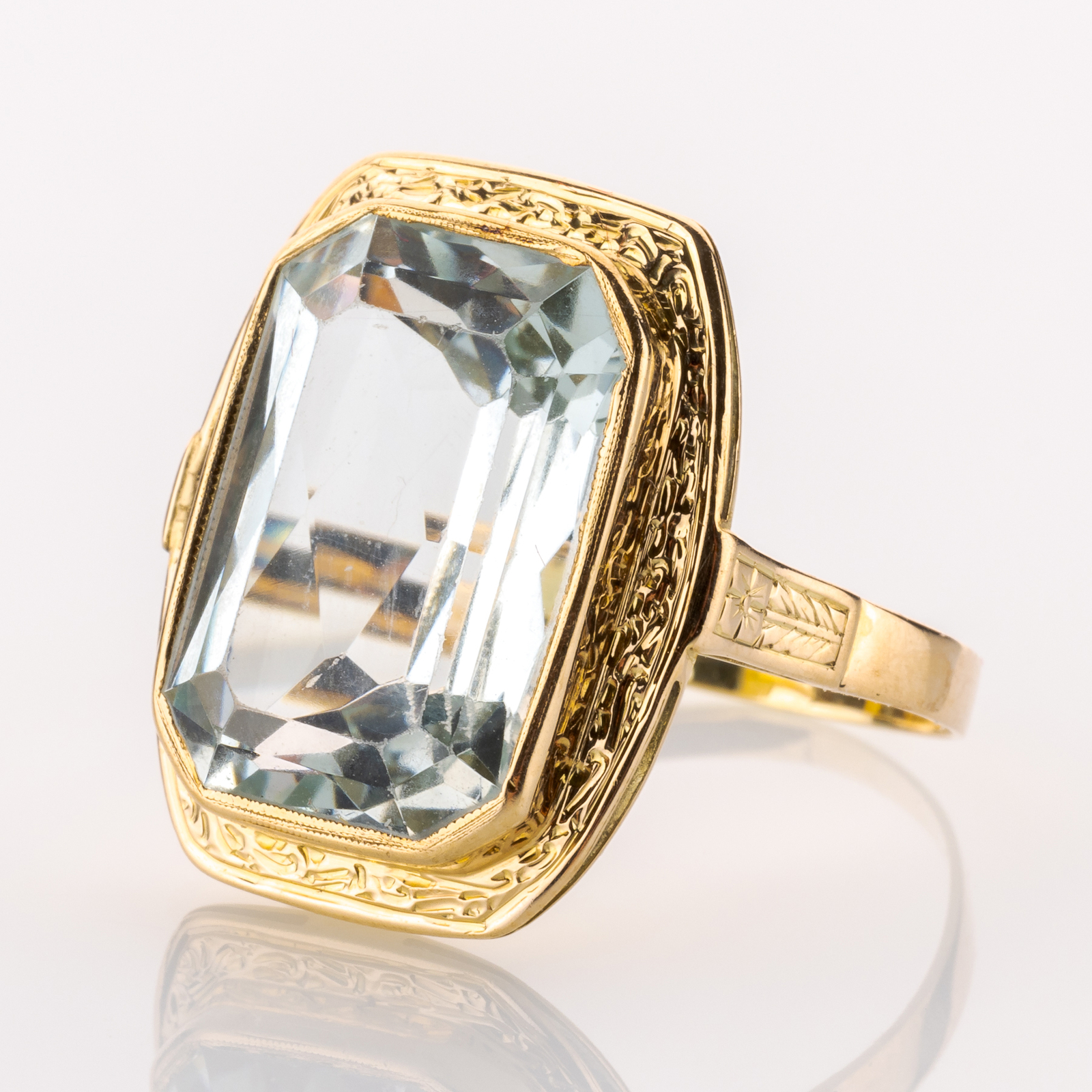 Vintage 14k gold ring with an aquamarine