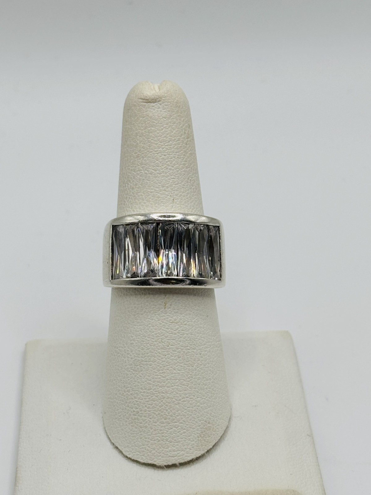 925 silver ring 8.8grams cz stones size 8