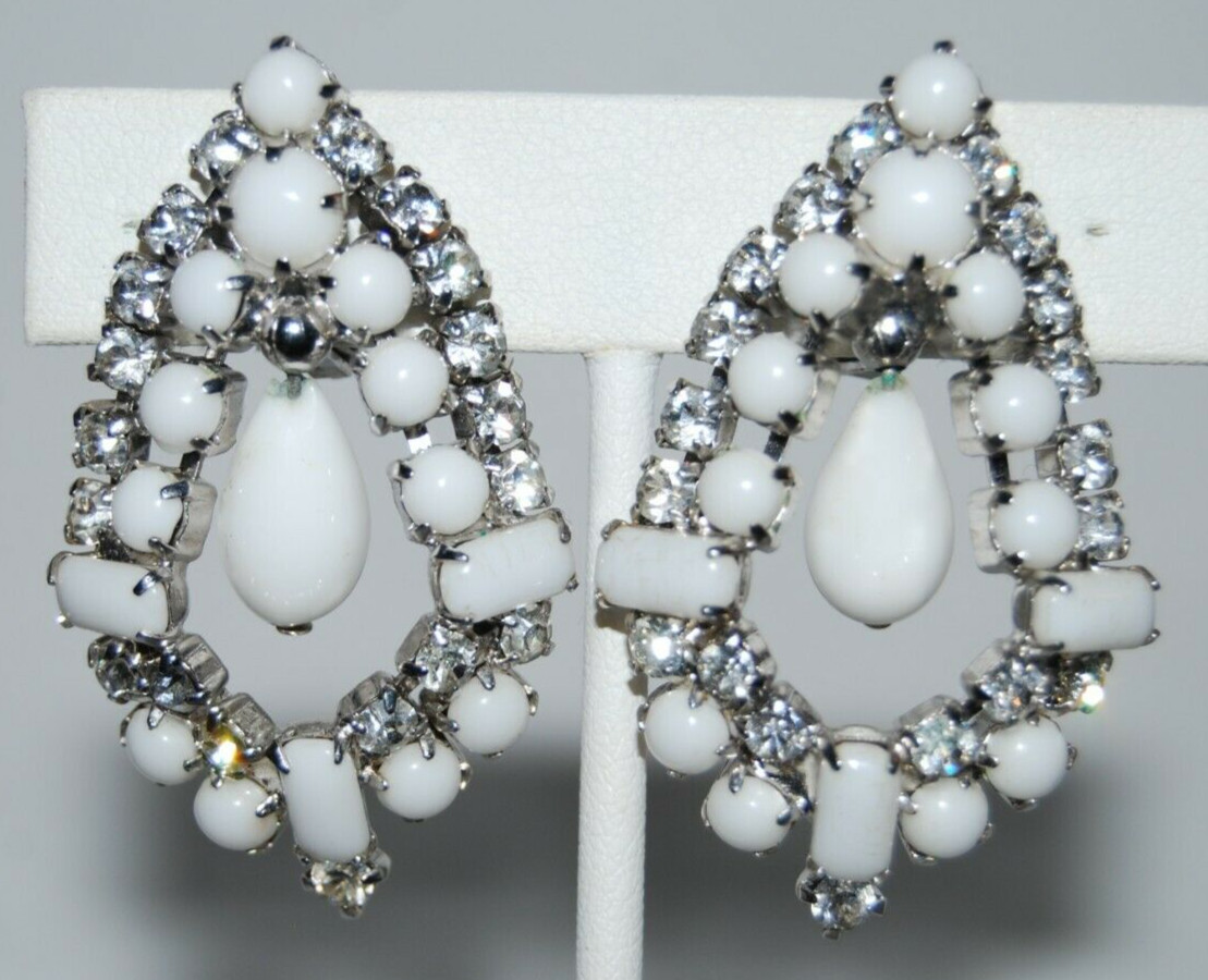 ELEGANT VTG RHINESTONE COUTURE WHITE CABOCHONS RHINESTONES DANGLE CLIP EARRINGS