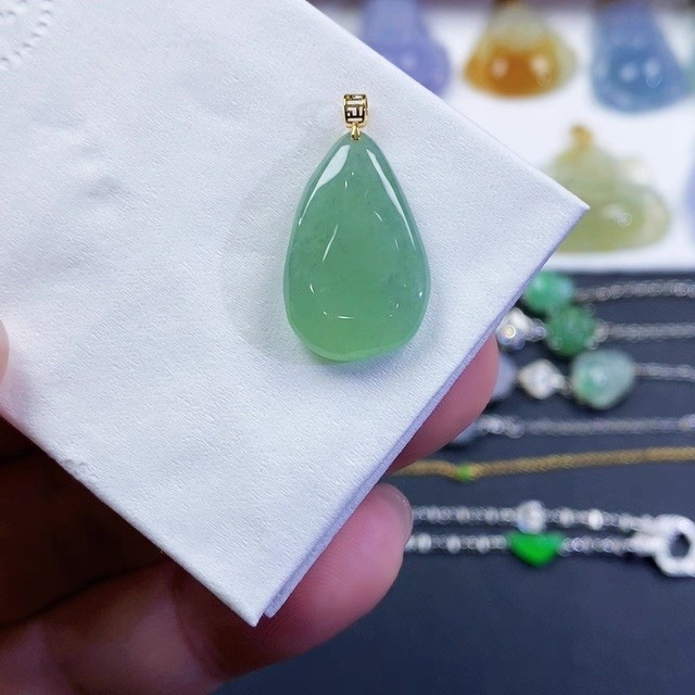 Grade A 100%Natural Untreated Myanmar Jadeite warm Green Pendant 18k Gold种水Icy