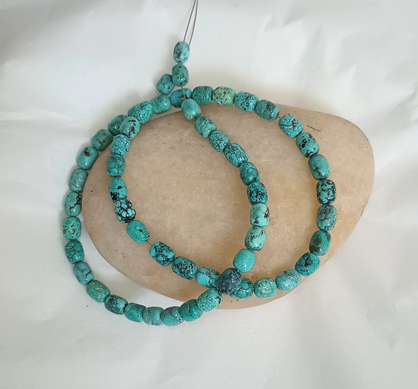 OLD STOCK HI-GRADE HUBEI TURQUOISE 5.8-6 x 7-8.5MM BARREL BEADS – 17.75″ – 3276E