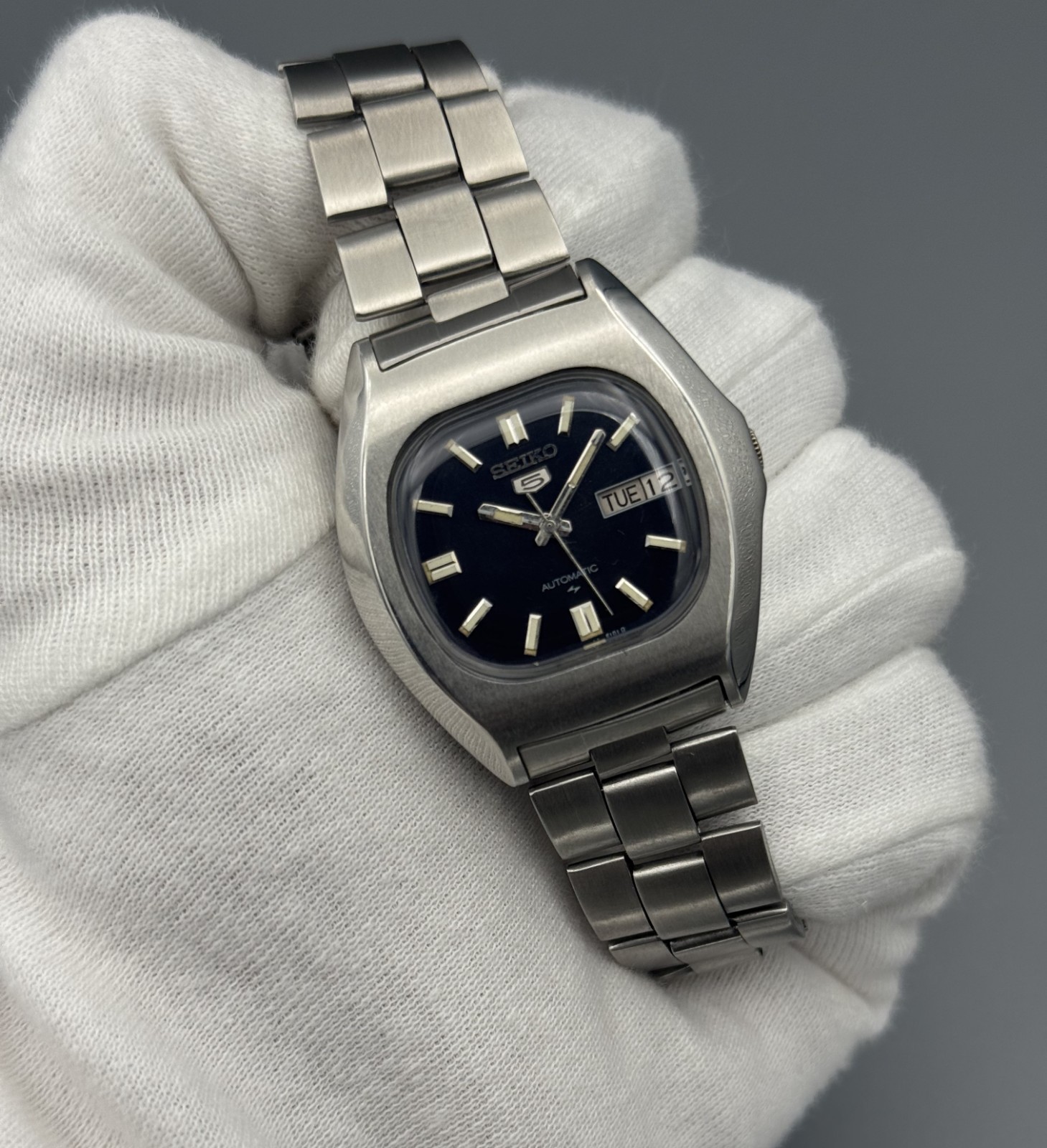 TV Shape Vintage Seiko 5 Automatic Black Dial Day/Date Men’s Wrist Watch Japan