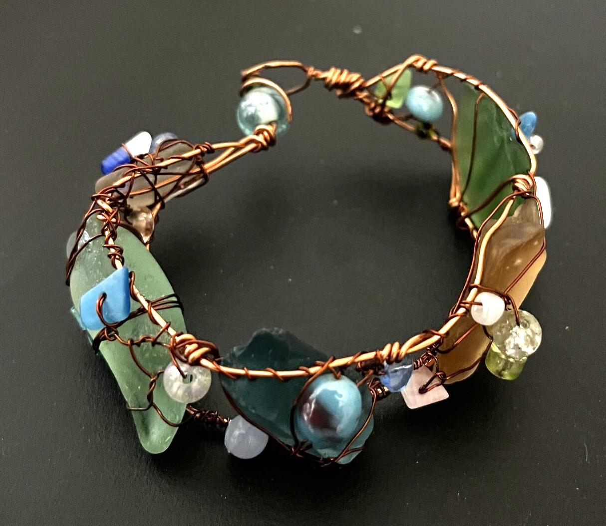 🌊 HANDCRAFTED SEA GLASS BRACELET • COPPER‑WRAPPED COASTAL BLUE/GREEN • 7”