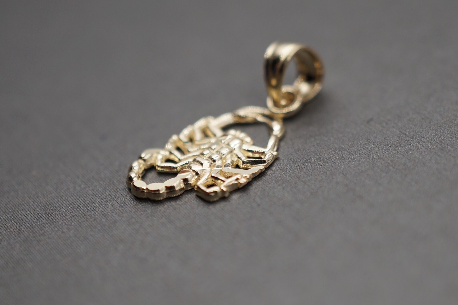 10K Solid Yellow Gold 0.75″ Tiny Diamond Cut Scorpion Charm Pendant.