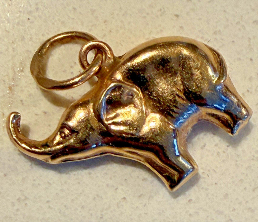 Vintage 3/4″ Solid 10kt Gold Elephant Pendant NOS NOI 0.5g