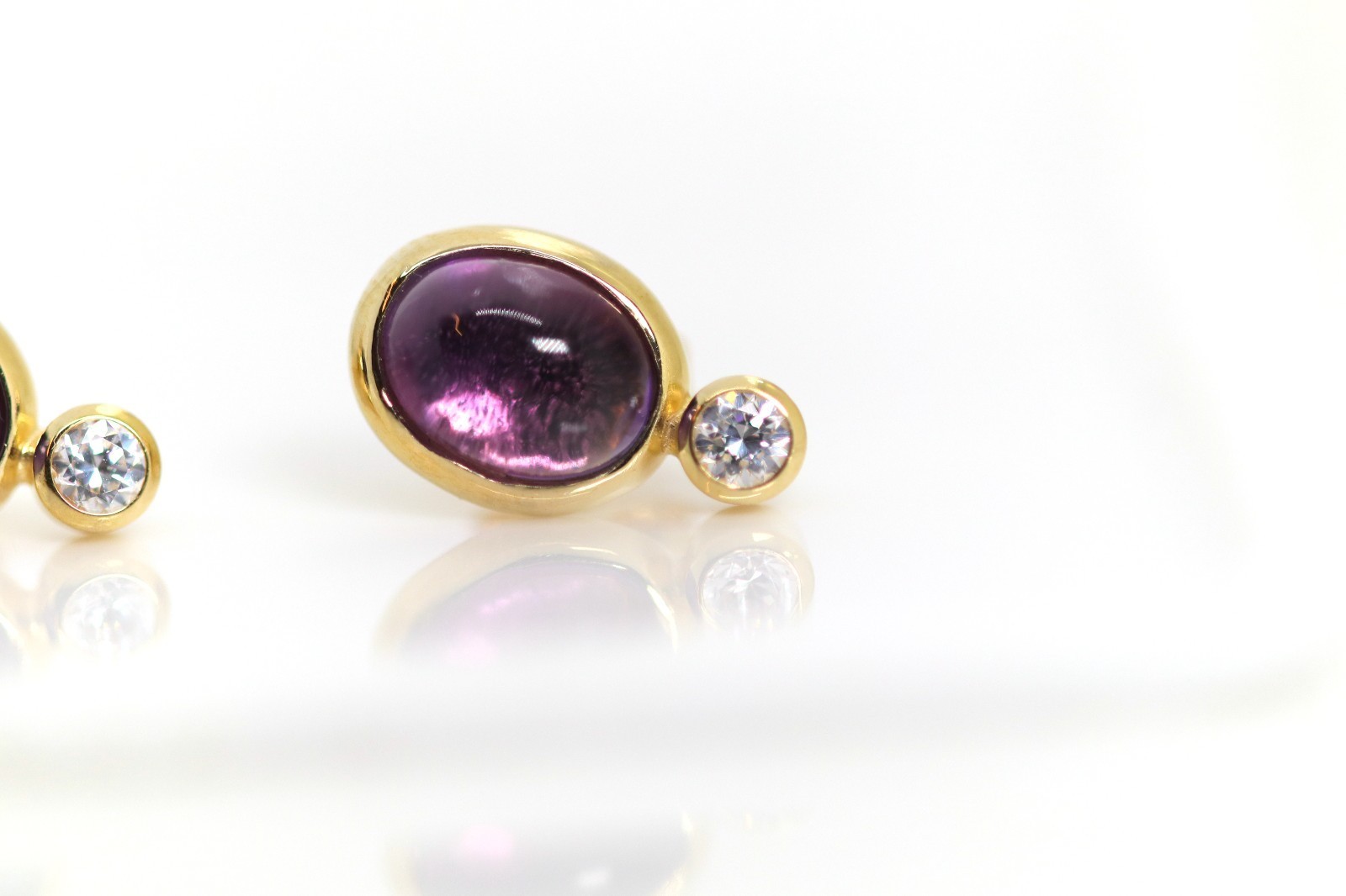 Ladies Yellow Gold Stud Earrings 8kt – 333 Purple Amethyst Cabochon + Cubic Zirconia, L: 14mm