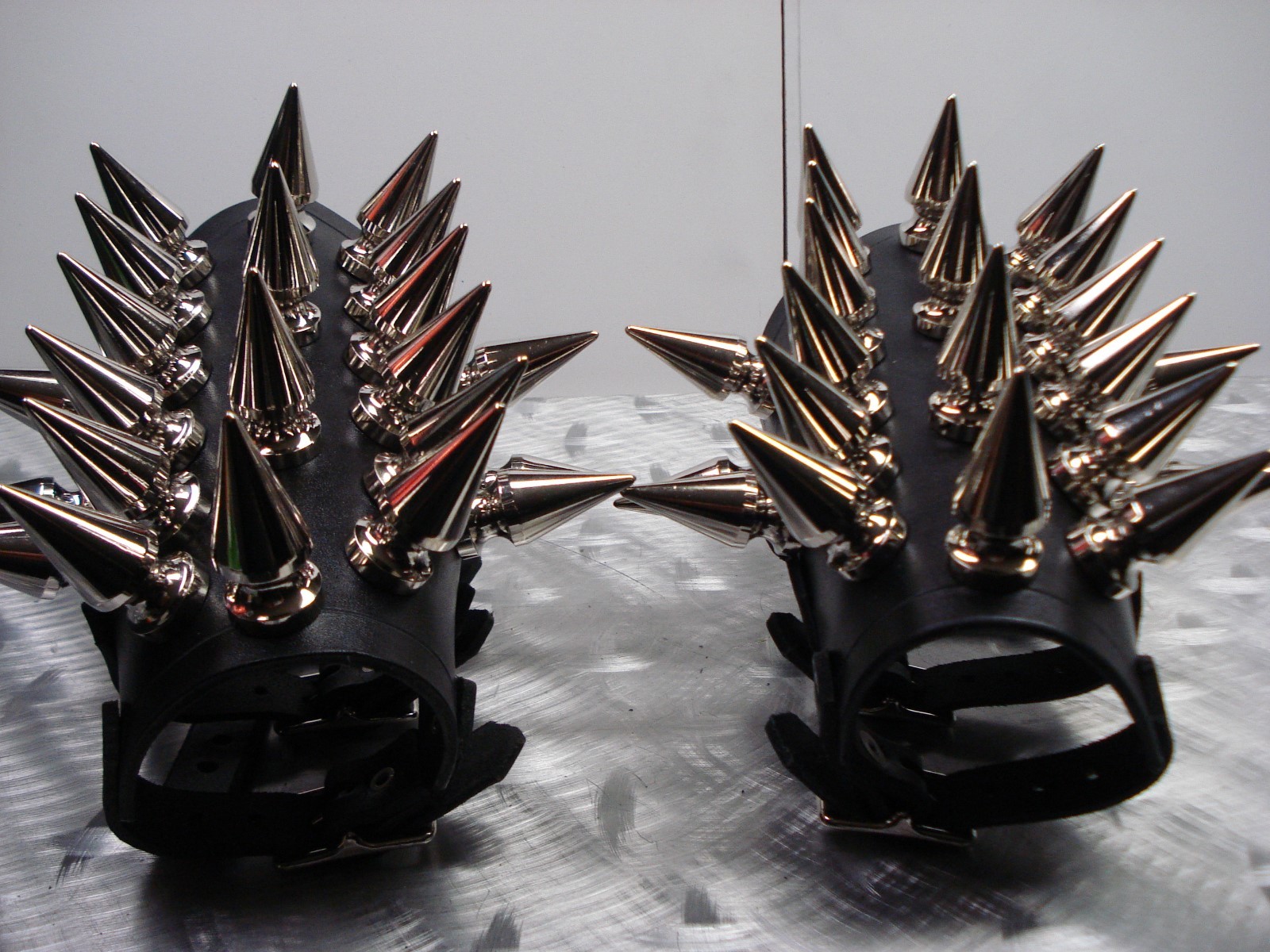 LEATHER GIANT SPIKED GAUNTLET. BLACK METAL… (MDLG0319)….. TEITAN BLOOD