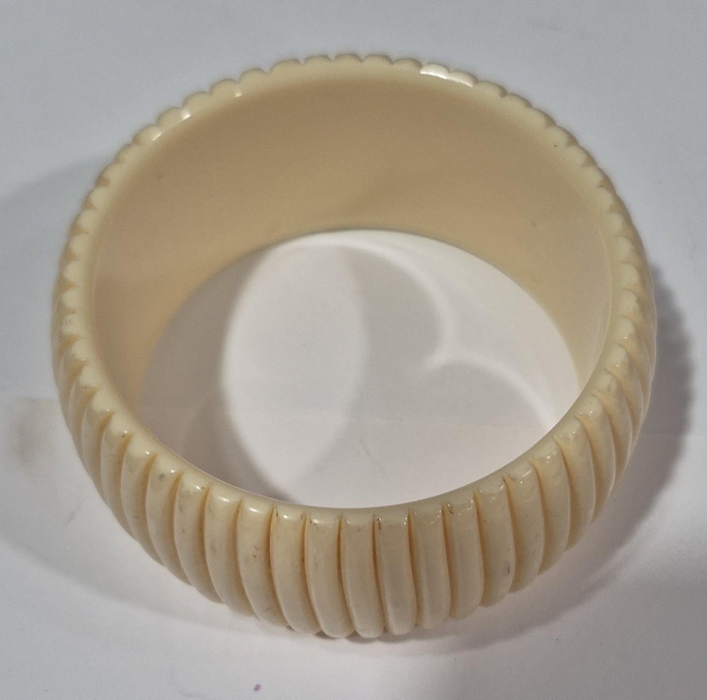 Ivory Ribbed Plastic Bangle Bracelet, Round, Slip-On, No Stone