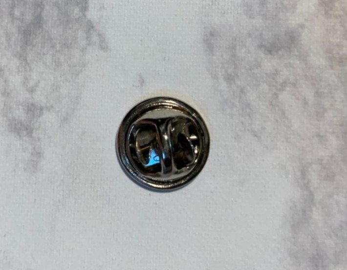 HOT TOPIC X (10) YEARS OF SERVICE PIN SKULL TOP HAT DIAMOND EYES NEW