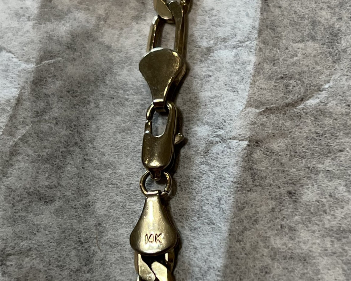 Gorgeous Stylish Sleek 24″ Inch Long Gold-Tone Figaro Link Chain Necklace 22G