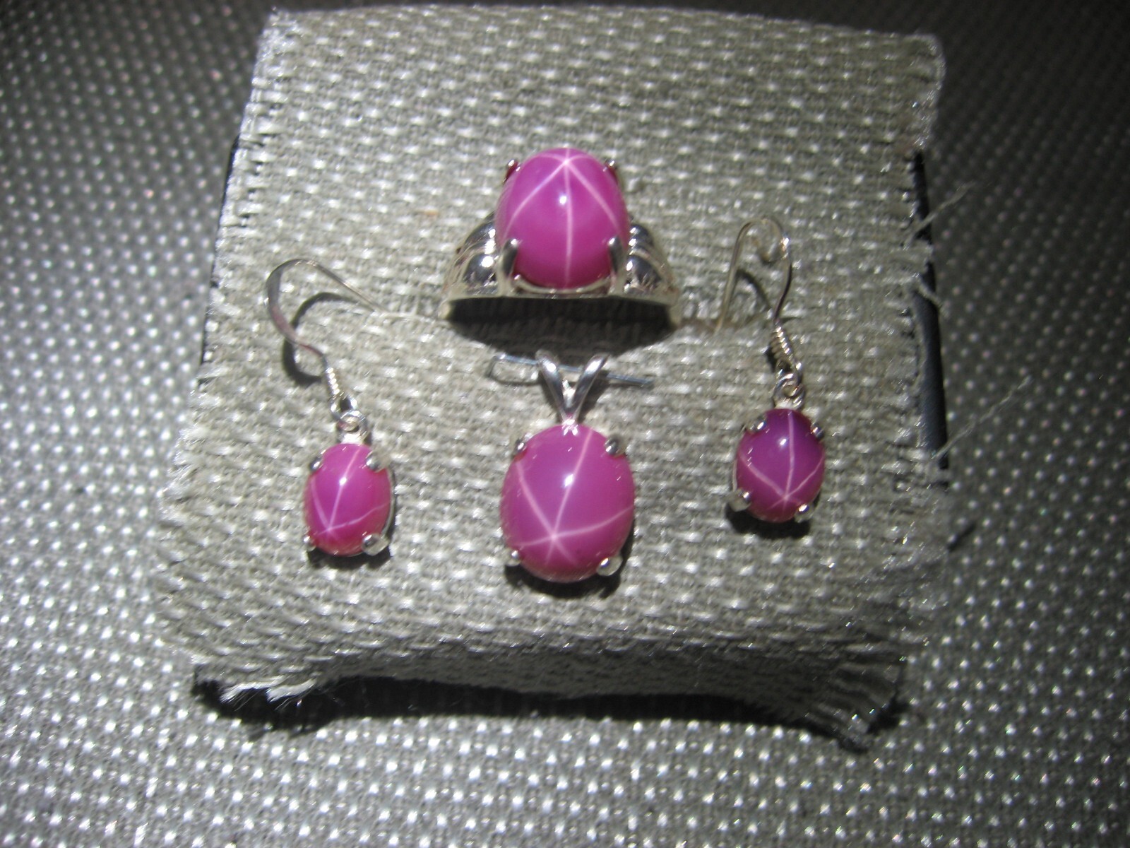 BIG RED LINDE STAR SAPPHIRE JEWELRY SET; RING, PENDANT, EARRINGS, SIZE 7