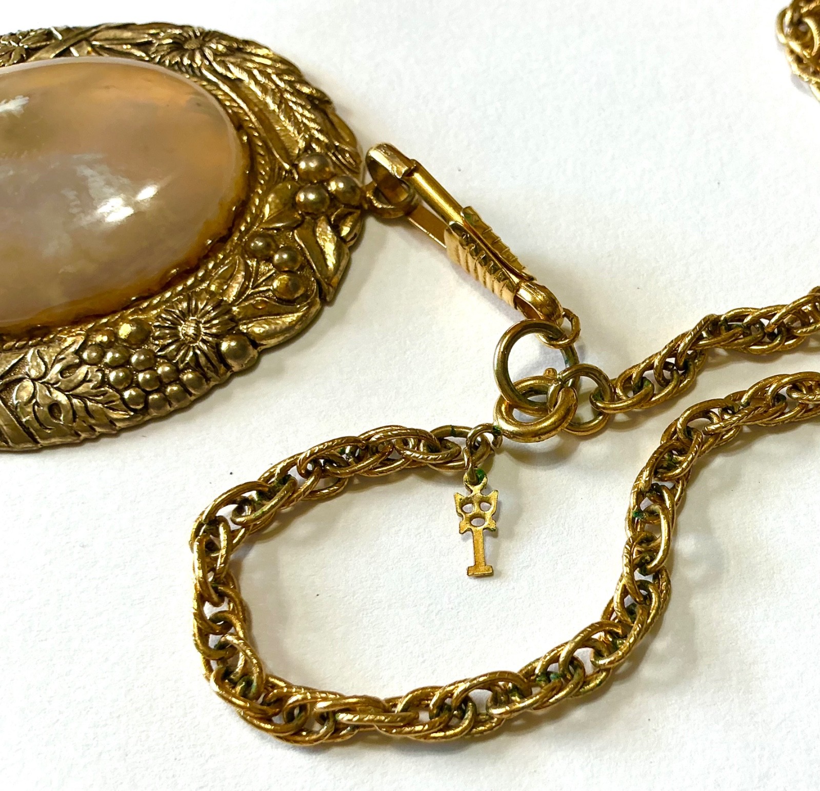 VTG GOLD PLATED OVAL AGATE PENDANT ON GOLD PLATED 30” CHAIN 6-153