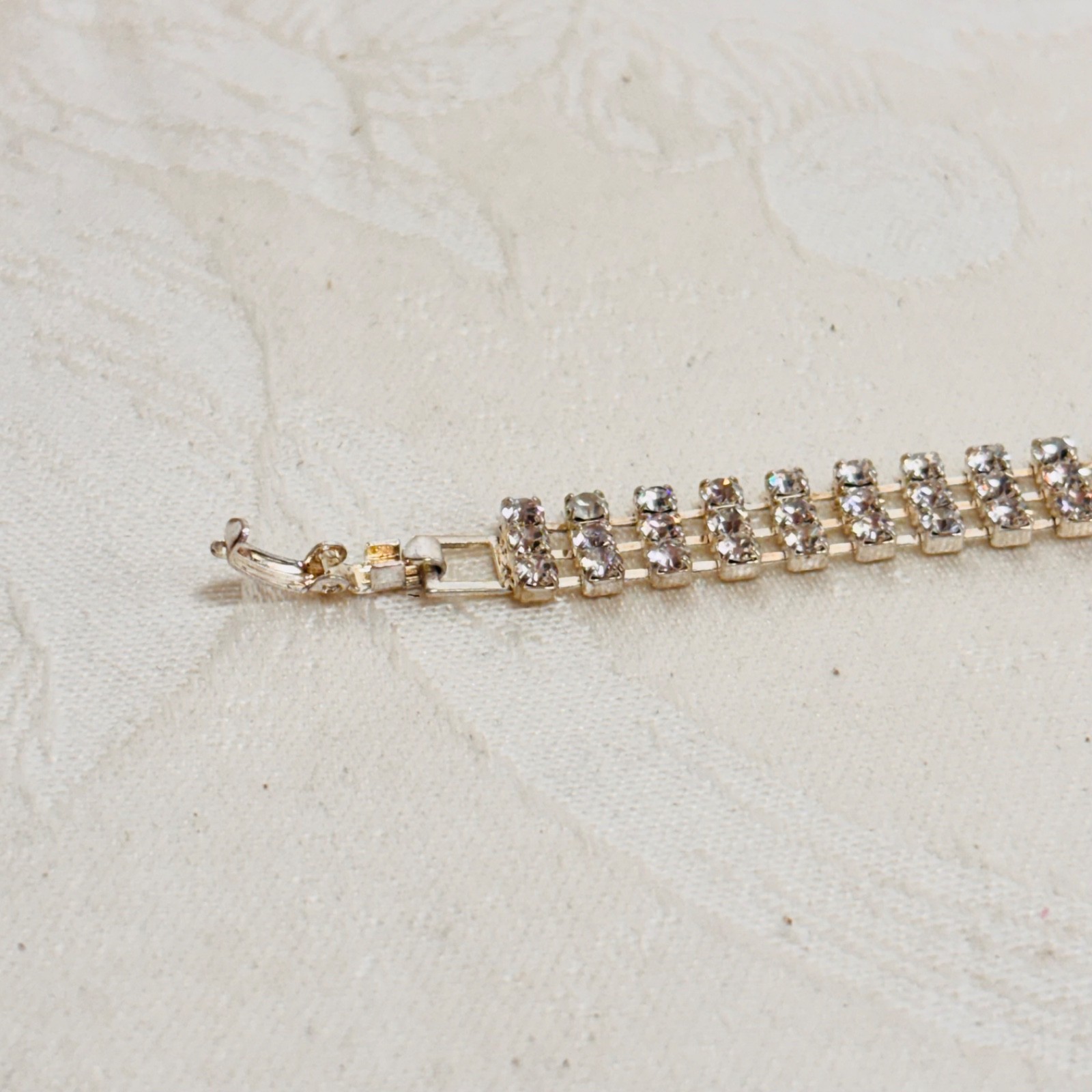 BRACELET vintage rhinestone triple row silvertone metal fold over clasp 7 1/2″ c