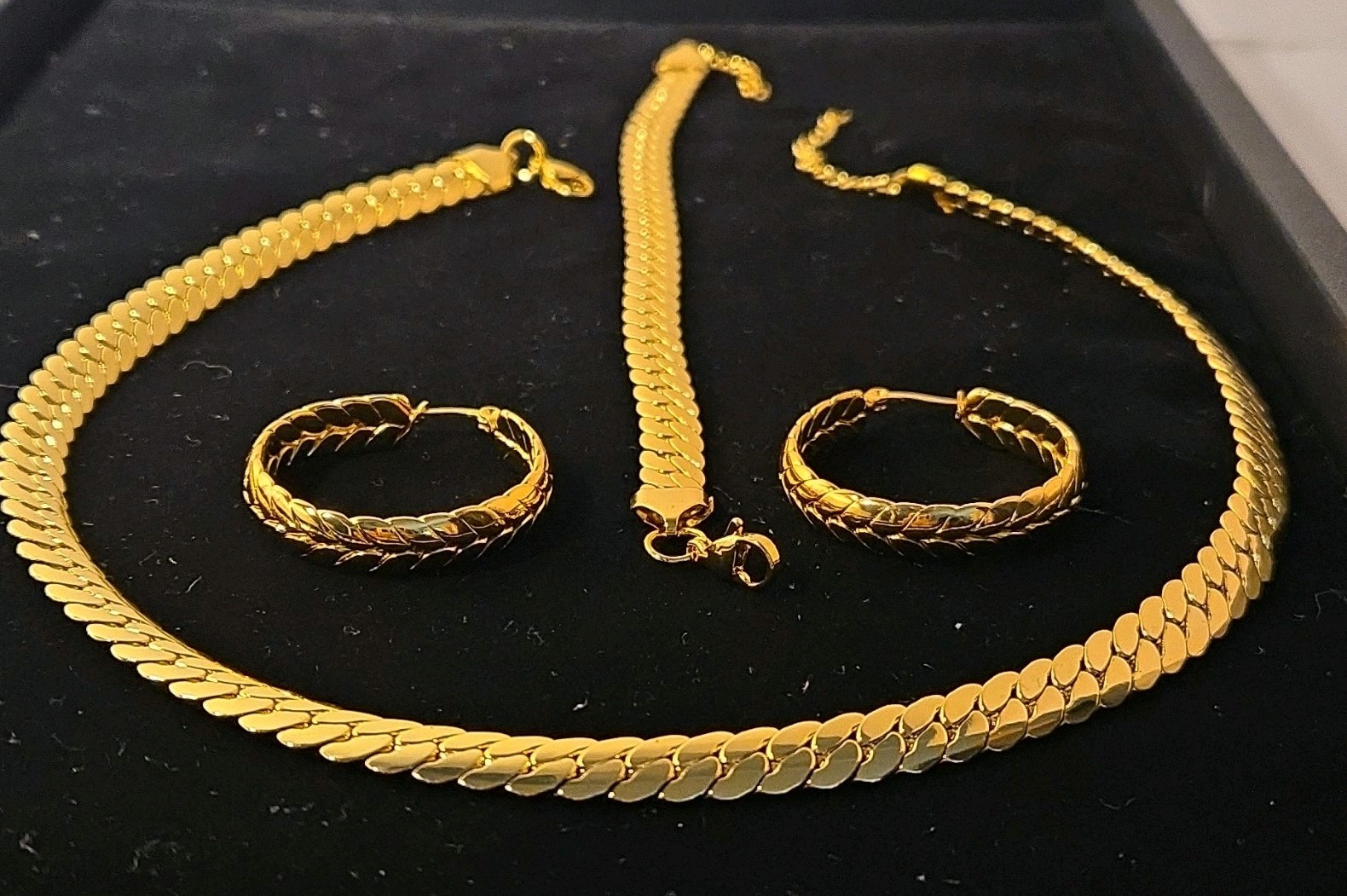Gold Tone 3-Piece Jewelry Set Necklace Bracelet Hoop Earrings