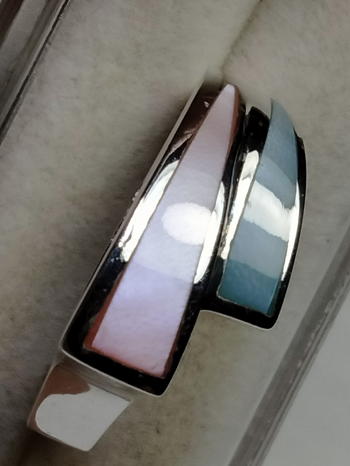 CHARMING MOP INLAYS IN TRENDY STERLING SILVER.925 RING SIZE 8.75-9.0