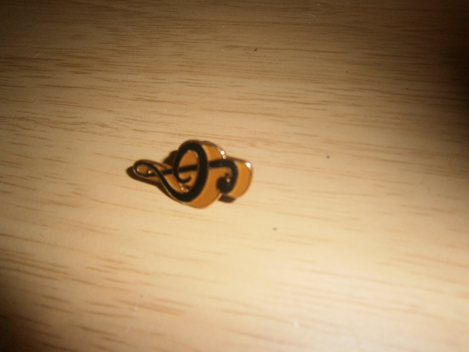 Vintage double clef style ‘Future Primitive U.S.A’ brooch pin. 3cm. (E11b)