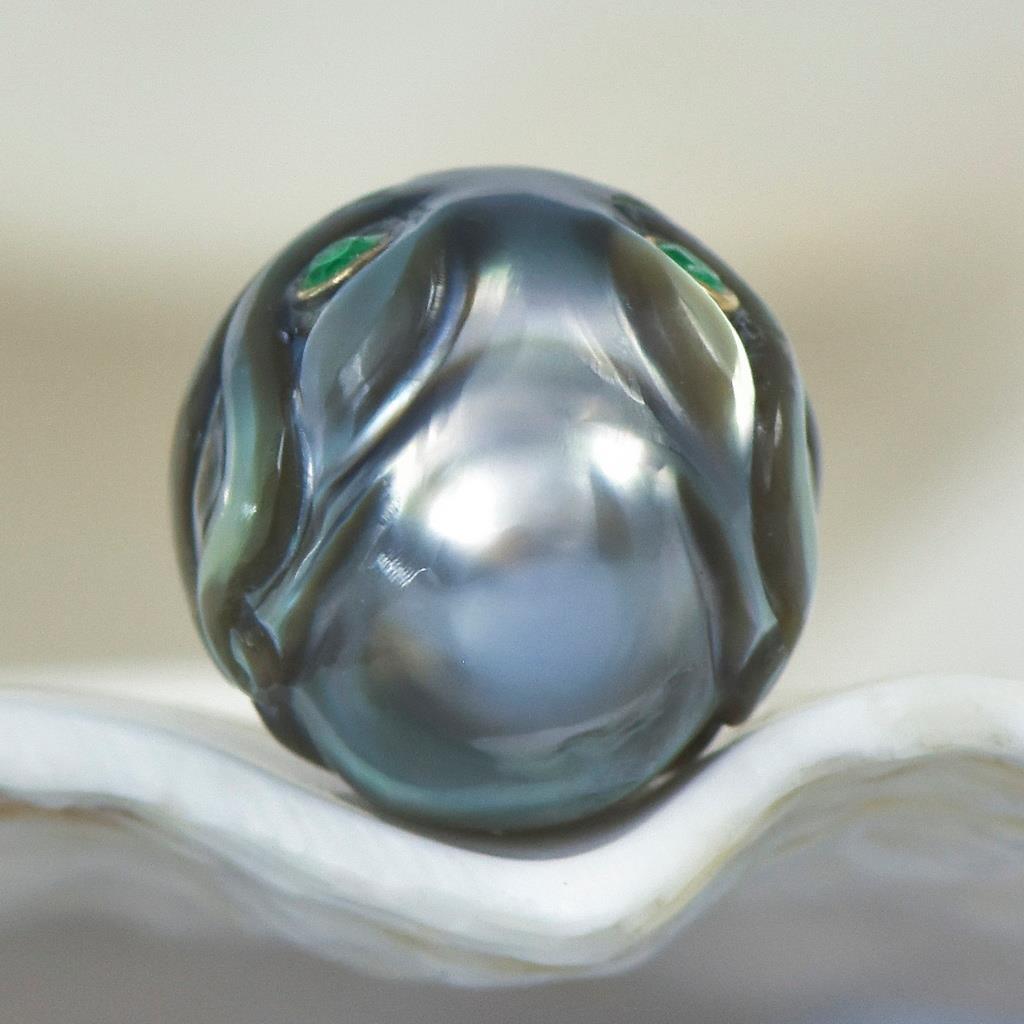 Octopus Carved Black Tahitian Pearl & Emerald Gemstone Eyes undrilled 1.91g