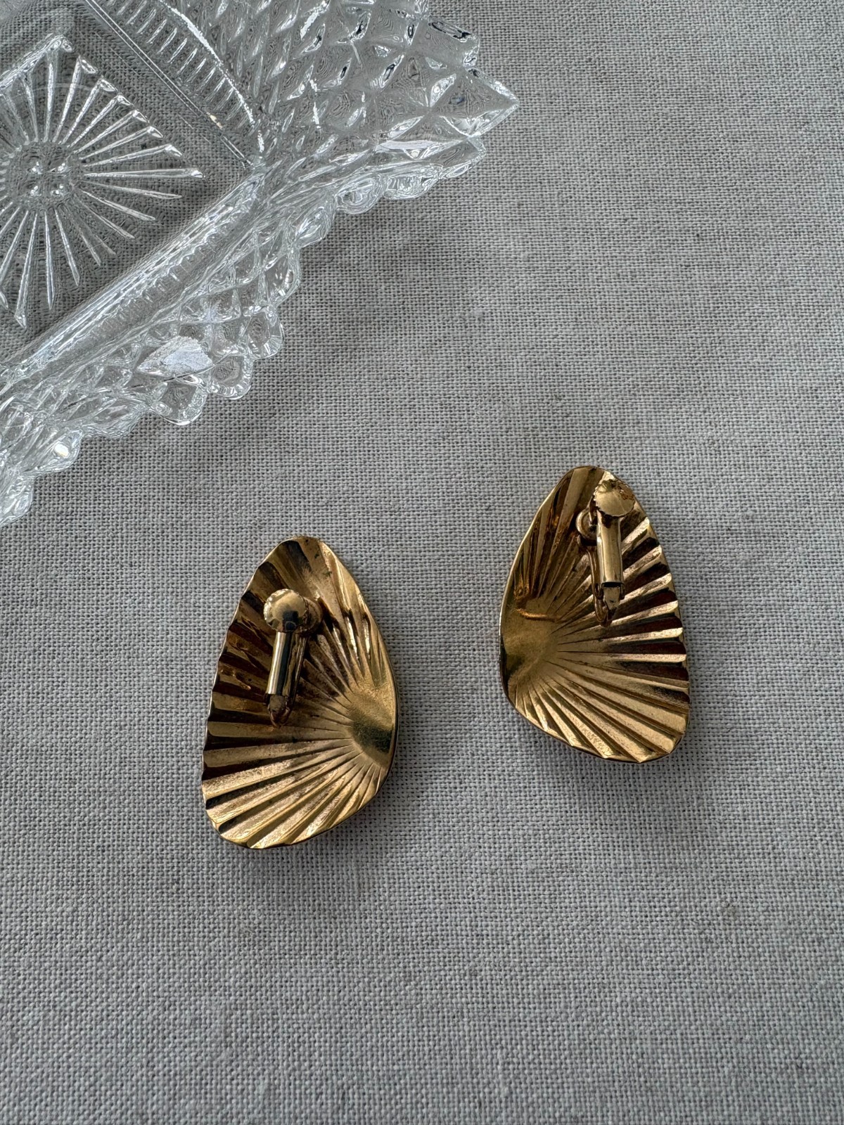 4pc Vintage Gold Tone Coastal Earring Set with Vintage Porcelain Jewelry Tray