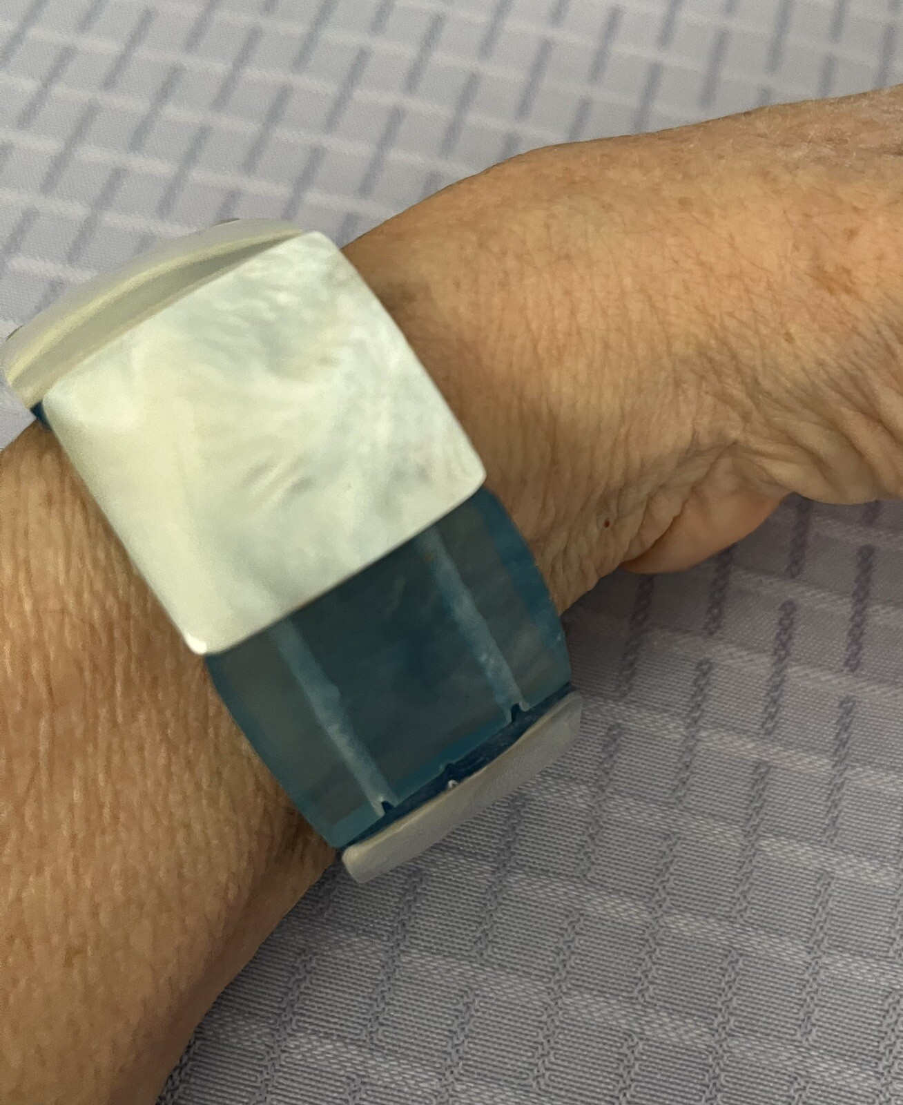 VTG Unique Lucite & Acrylic Stretch Bracelet, Light Blue & White Block Jewelry