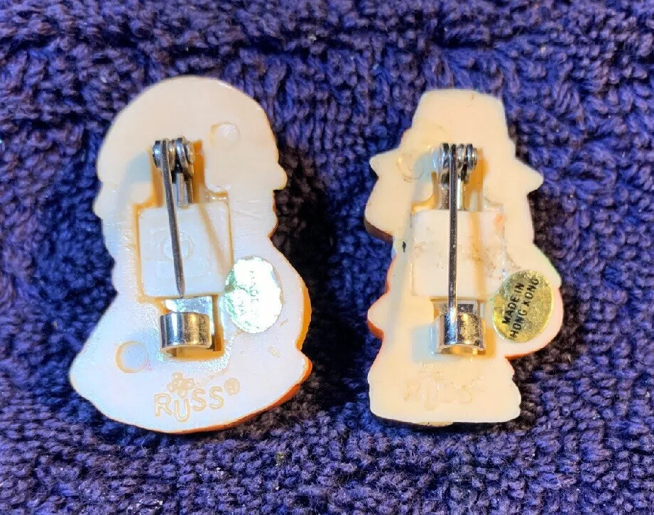 2 PLASTIC PILGRIMS PINS MALE AND FEMALE BY RUSS 1” Cute Character Pins