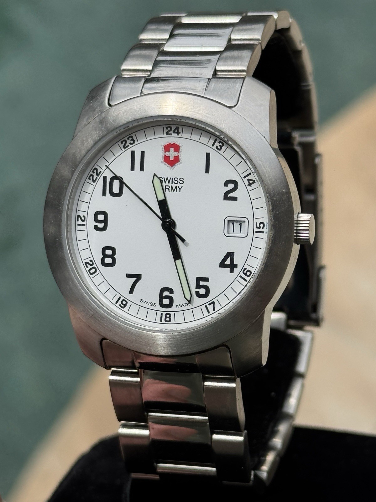 Victorinox Swiss Army Quartz Ref: 24972 Date Arabic Numerals Steel Bracelet 40mm