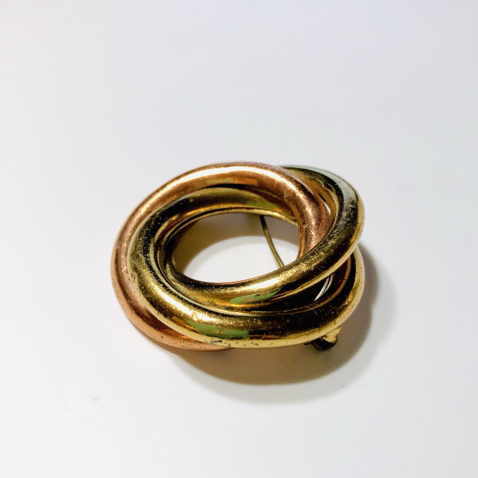 VINTAGE 50’s TRI COLOR GOLD CLASSIC CIRCLE WREATH BROOCH CELTIC LOVE KNOT PIN