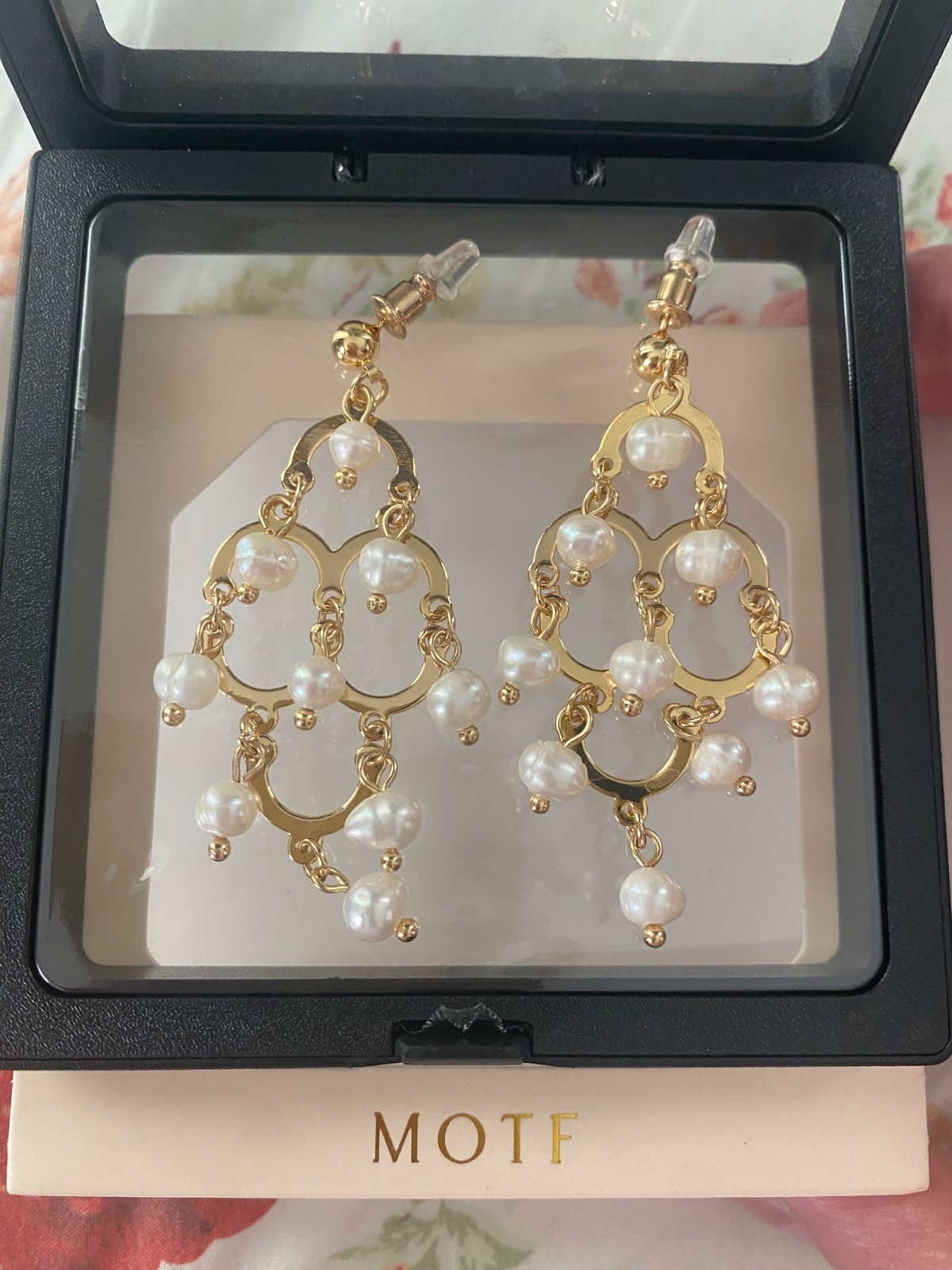 Motif Gorgeous Dangle freshwater pearl earrings