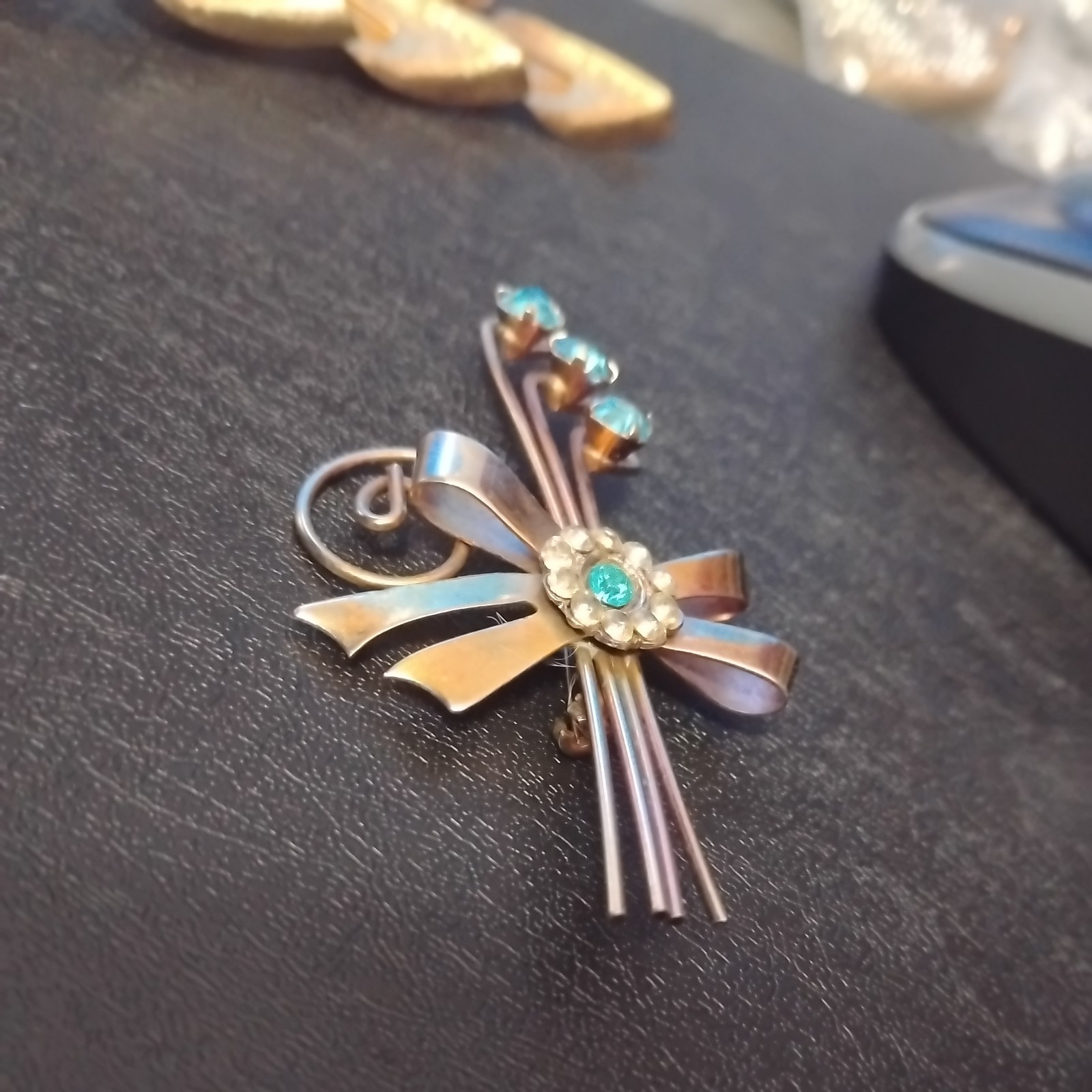 1935-1950 VTG RETRO STYLE CLEAR & AQUA RHINESTONE BOW PIN/BROOCH SILVER TONE