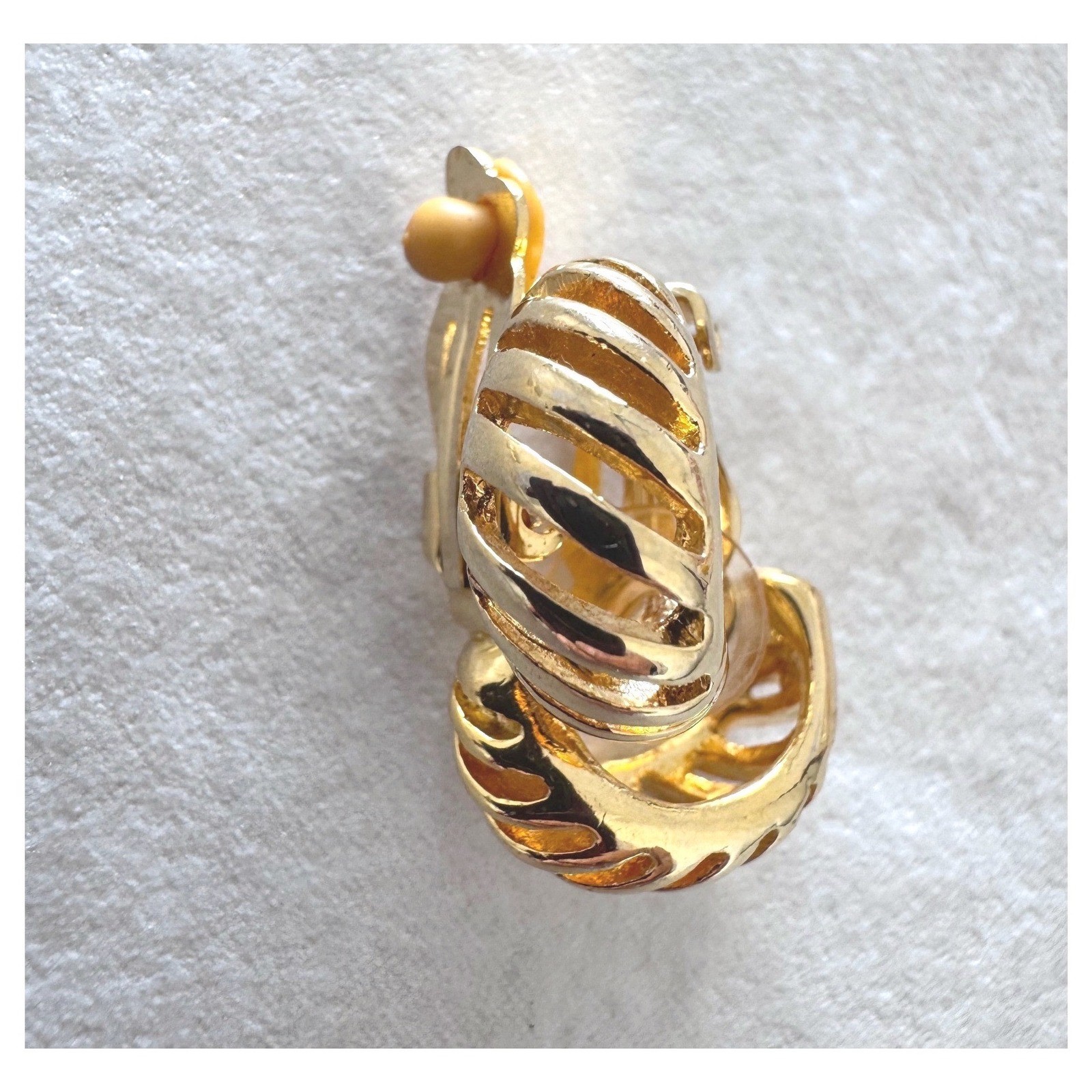 Retro 80s Minimalist Gold Croissant Crescent Hoop Clip On Earrings 7/8″