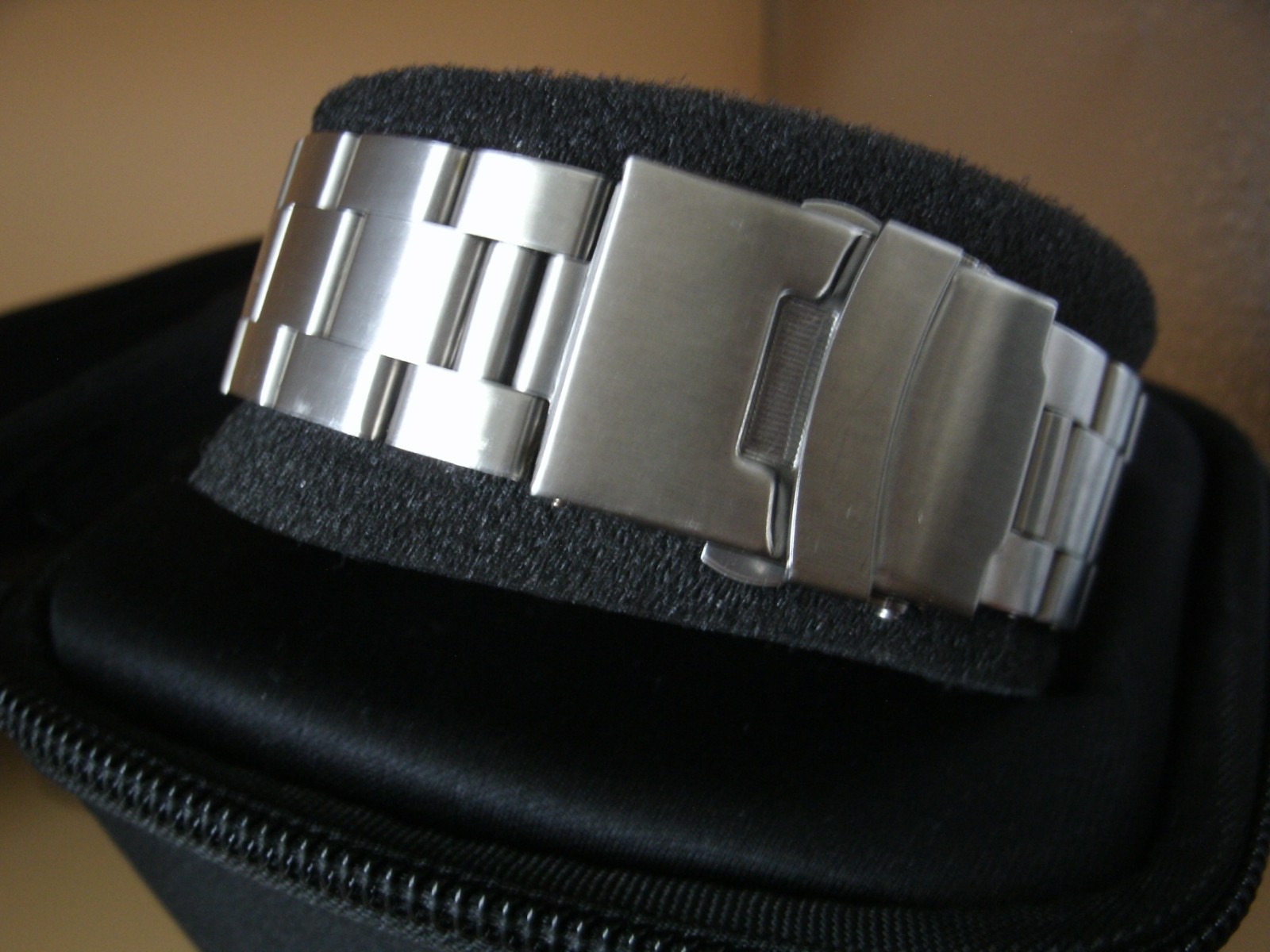 Glycine AirPilot Dual time watch, working and keeping time.