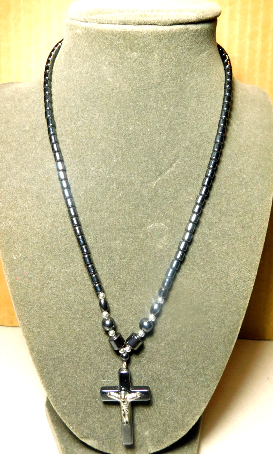 Unbranded~Hematite Metallic Luster Turn-Lock Necklace with Cross Pendant 18″