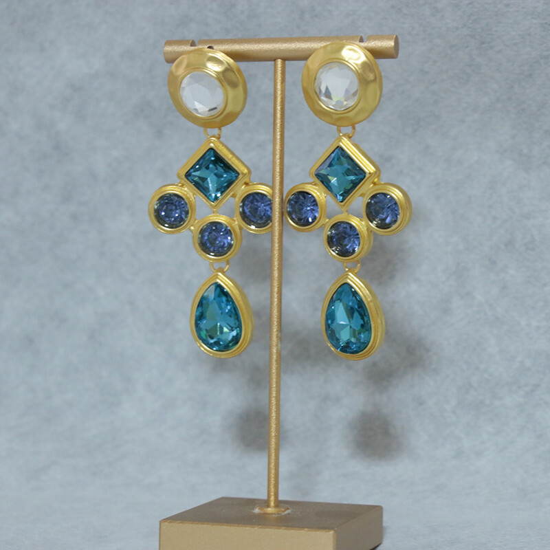 Vintage Earrings with A Palace Style Niche and High-end Feel Featuring Vintage