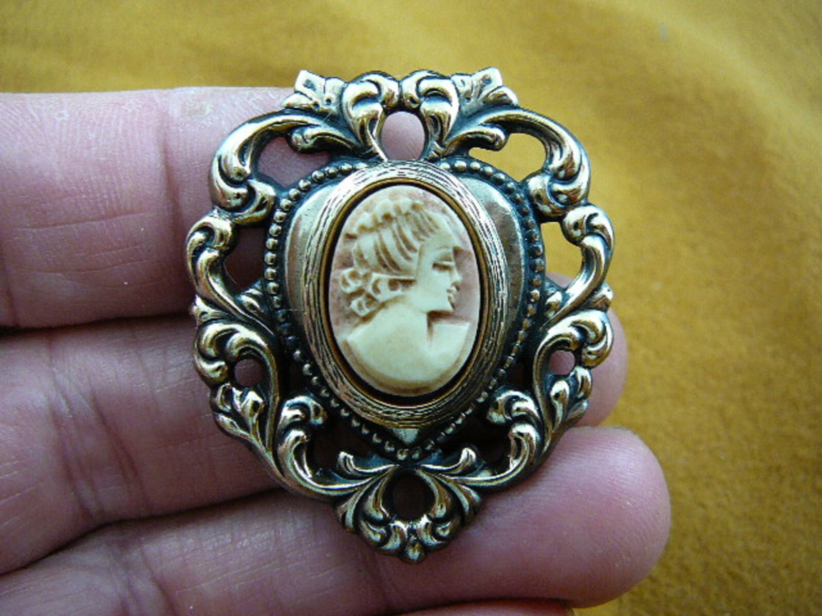 (CT15-53) TINY LADY looking down white CAMEO heart Pin pendant Brooch jewelry