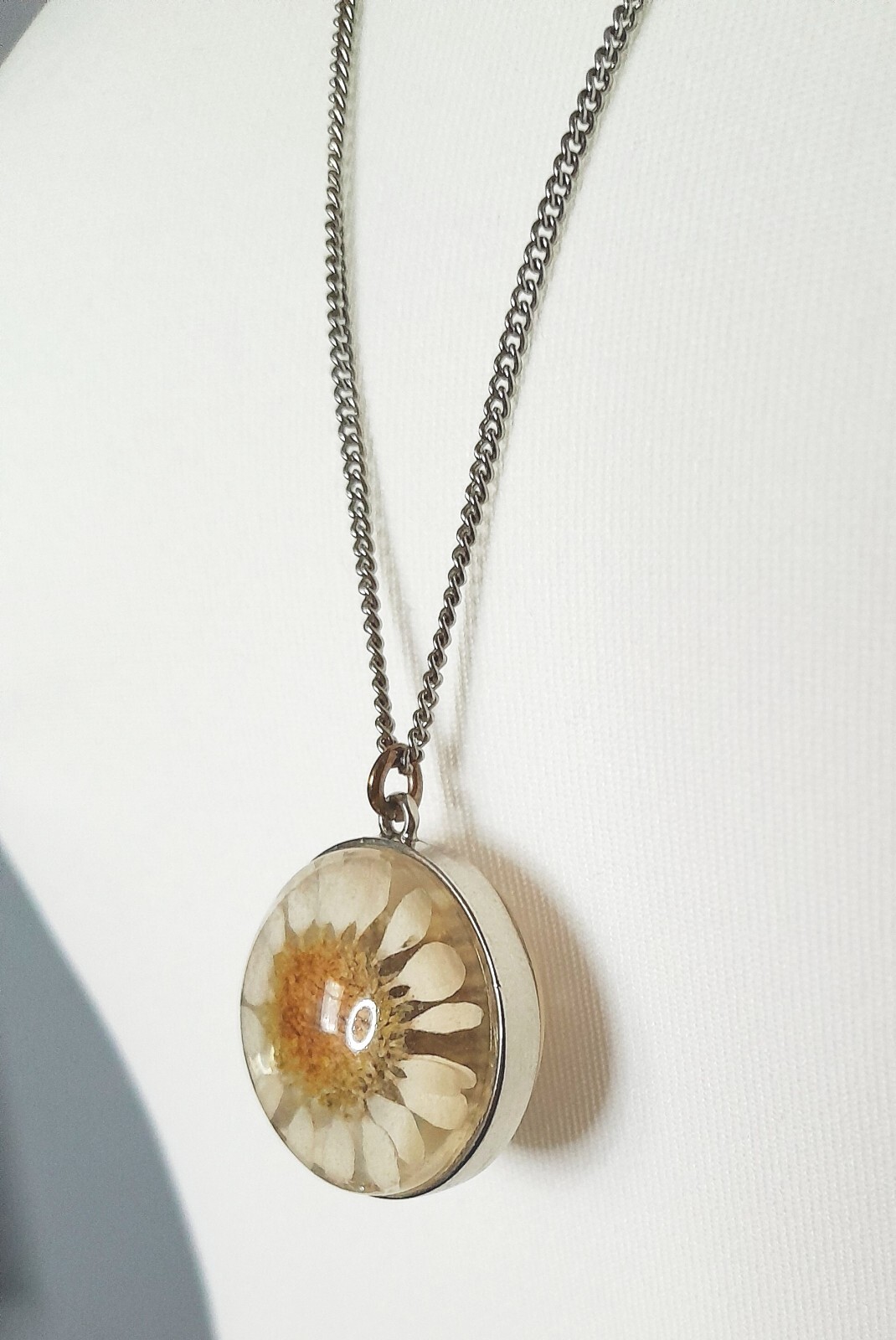 Accessorize resin real daisy flower pendant & silvertone necklace L32½in 82cm