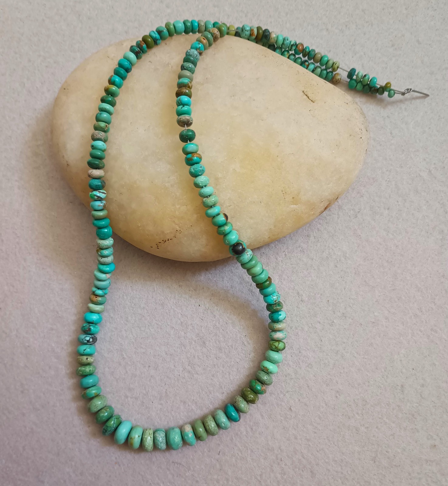 VINTAGE HI-GRADE HUBEI TURQUOISE 2.5-7.5MM RONDELLE BEADS – 17.75″ – 1942E