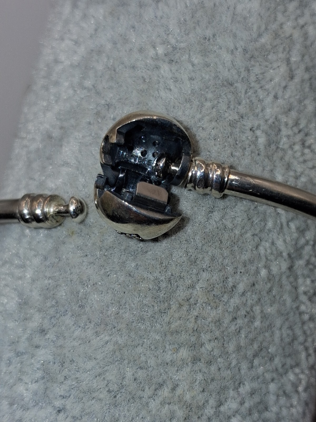 Pandora Sterling Silver You Melt My Heart Bangle 598619C00 S925 ALE 20cm