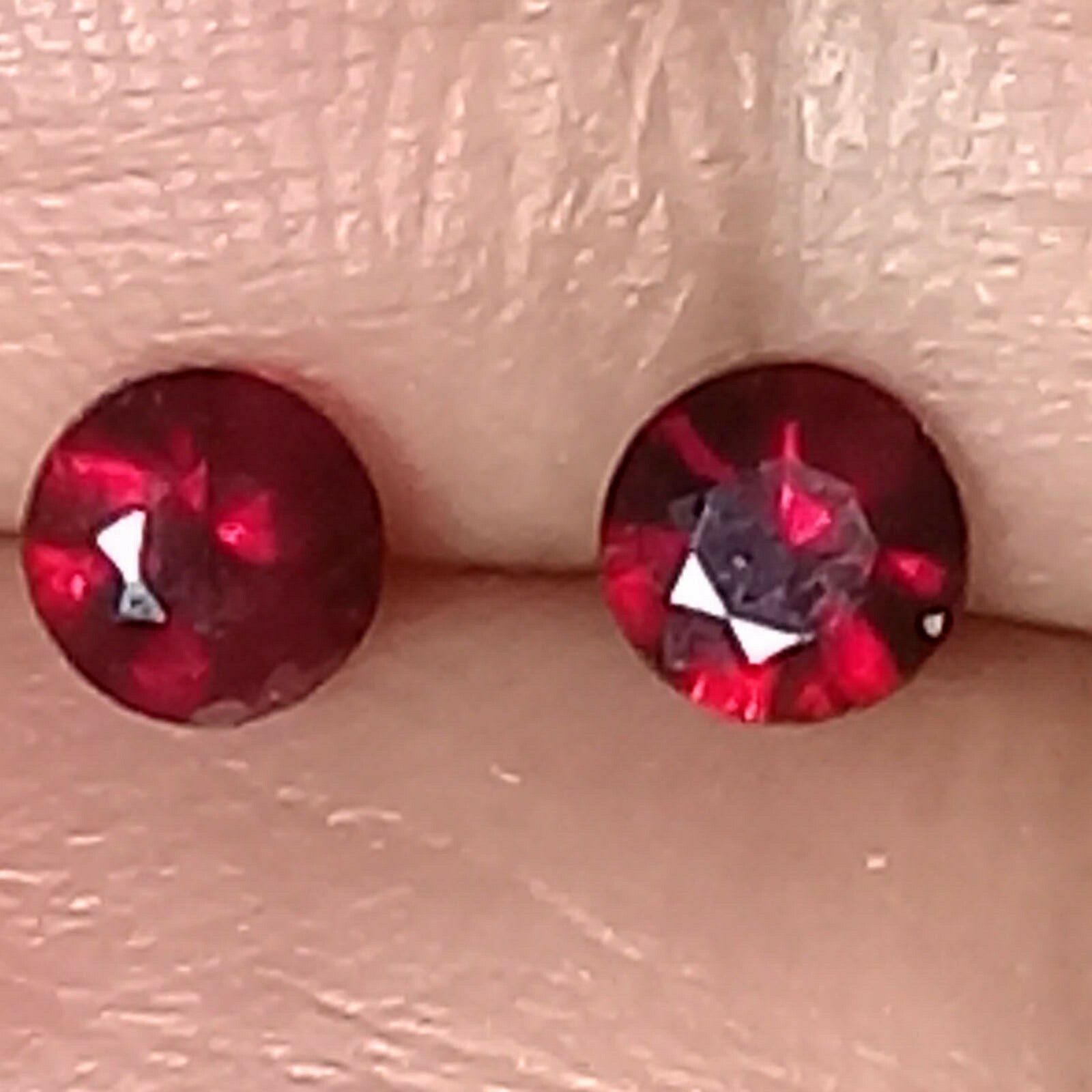 EXCELLENT COLOR BEAUTIFUL NATURAL RED RUBY 2.5MM ROUND EAR RING PAIR