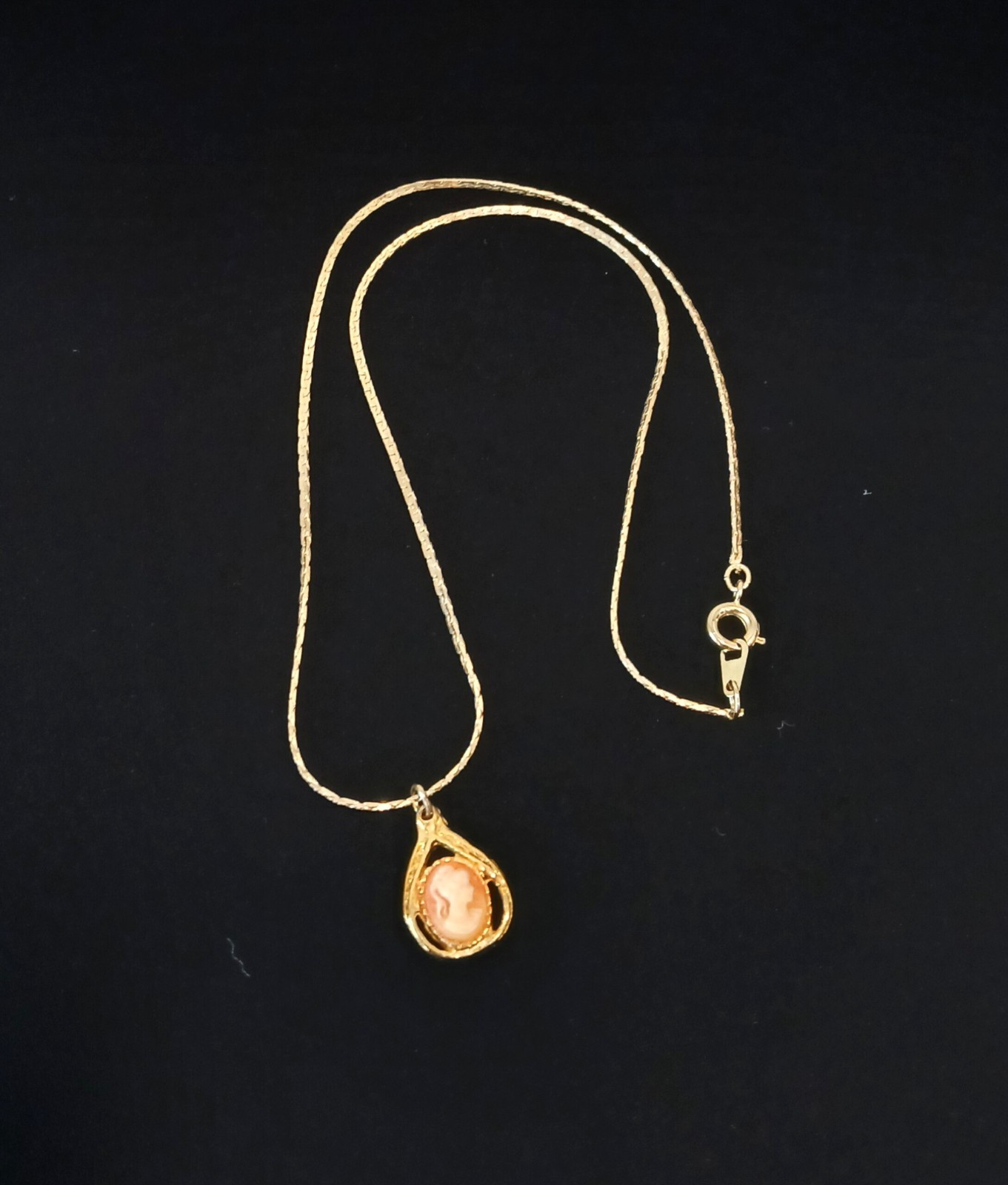 Vintage 14K Gold-Plated Cameo Teardrop Pendant Necklace 16″ 4.5g STUNNING 😍