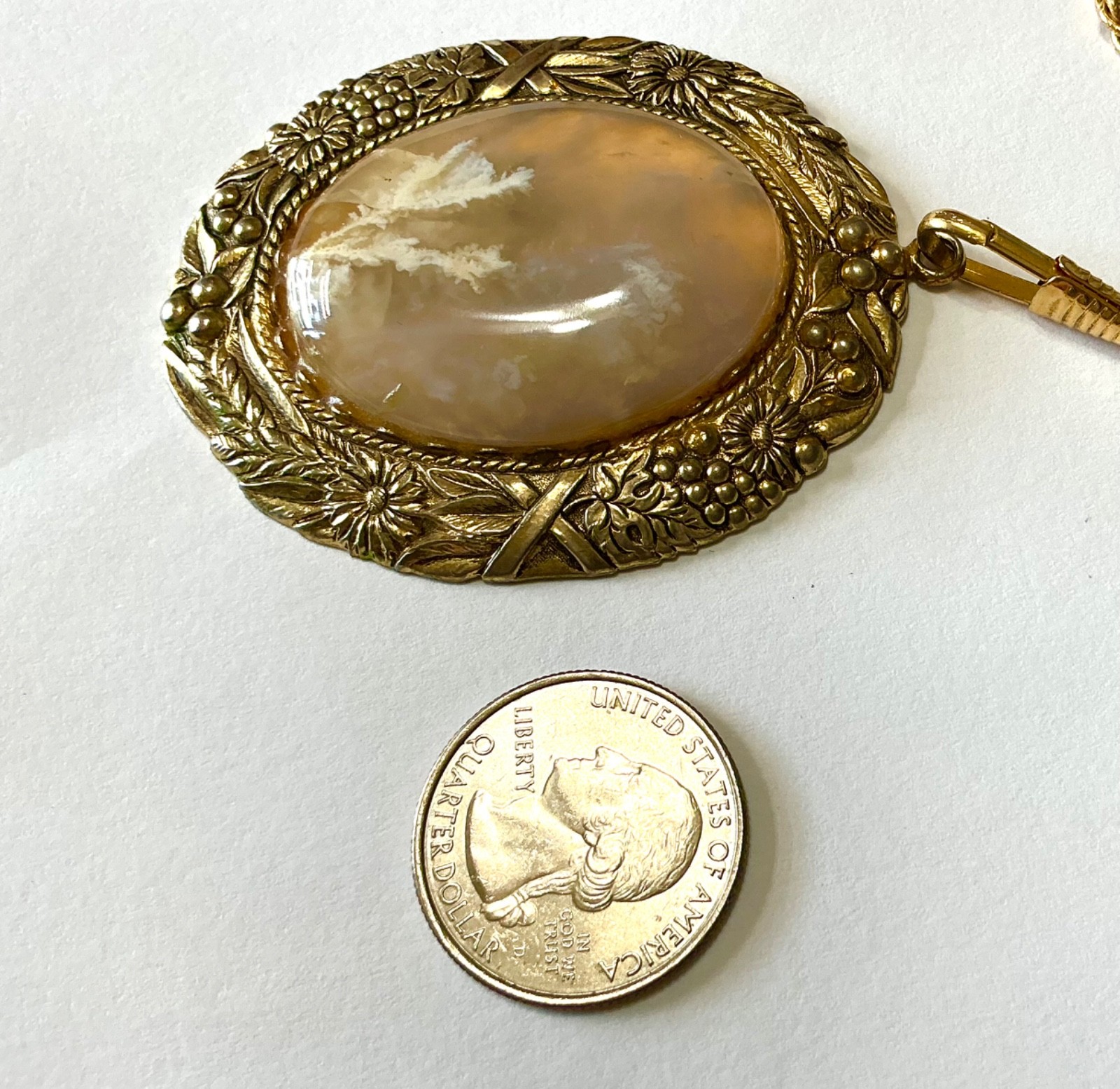 VTG GOLD PLATED OVAL AGATE PENDANT ON GOLD PLATED 30” CHAIN 6-153