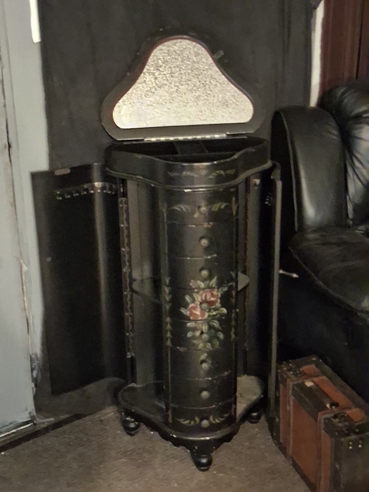 Chinoiserie-style jewelry cabinet