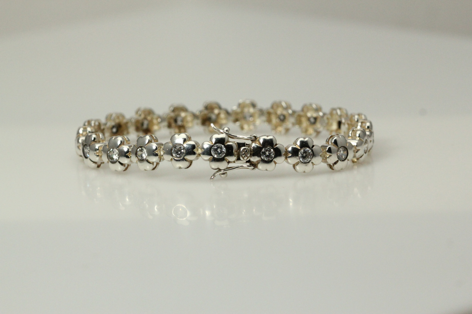 925 Silver Floral Four Leaf Clover Design CZ Stones Bracelet 20.1 Grams (BR4861)