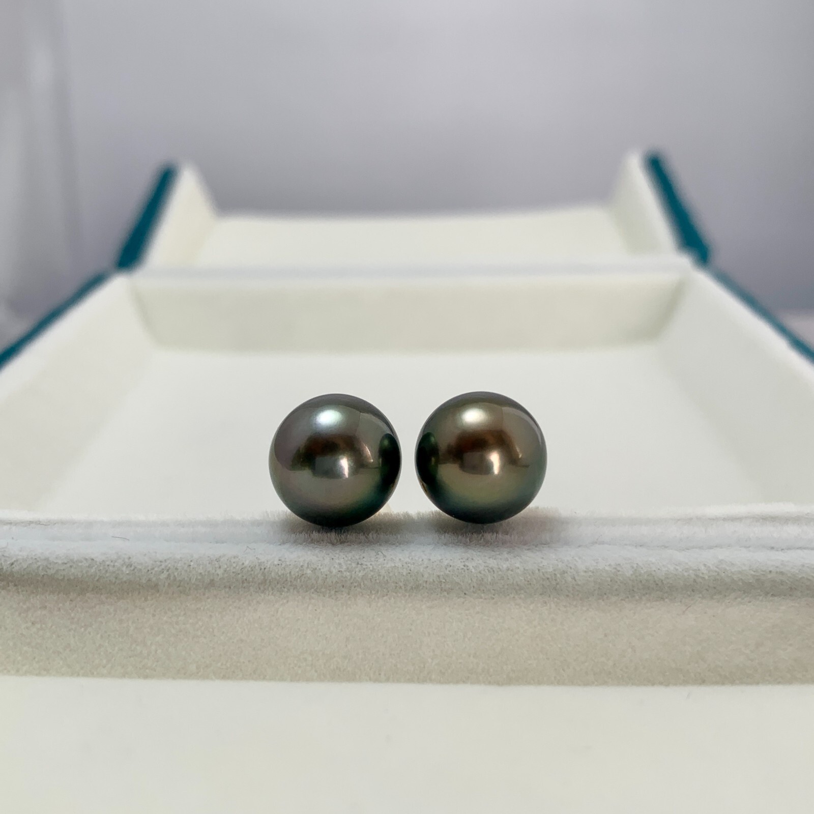 Big 10.6mm Round Black-Green Tahitian pearl stud earrings 18kt yellow gold