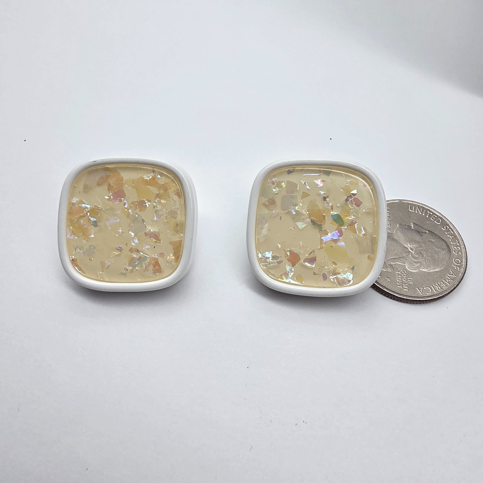 Unsigned Avon White Plastic Cream Glitter Confetti Pierced Earrings Vintage