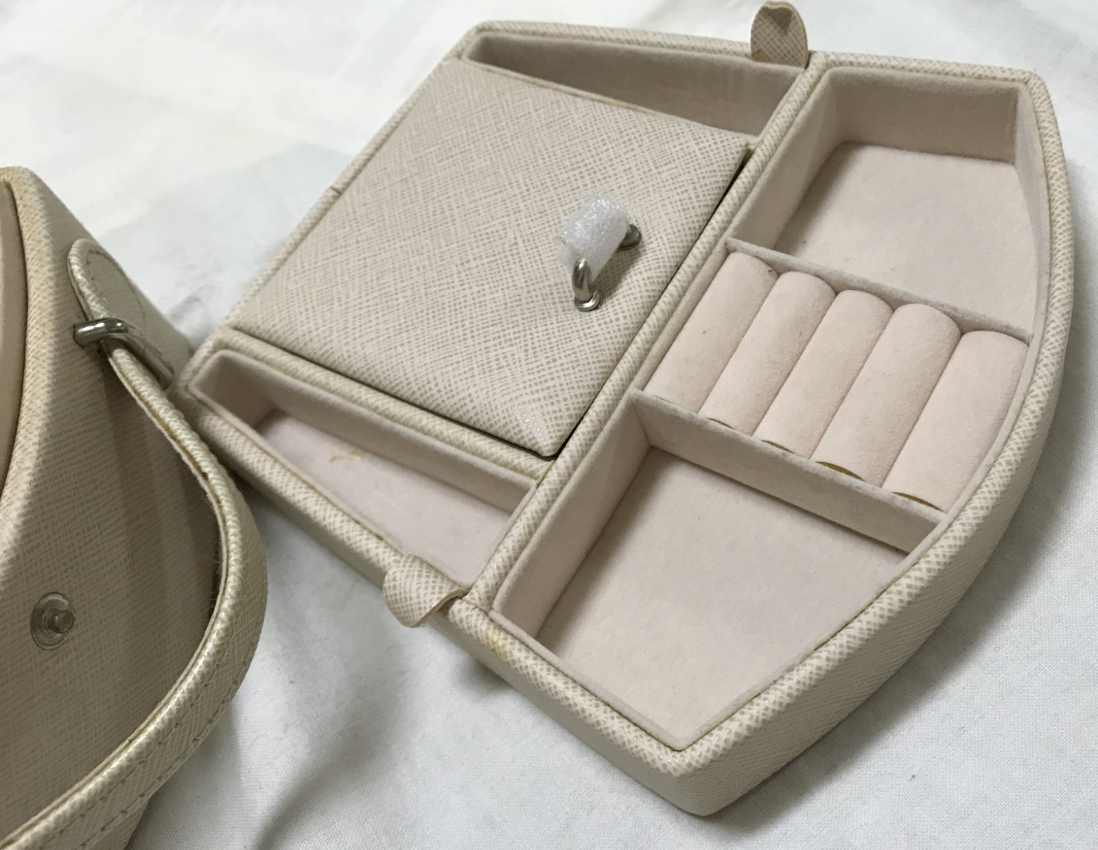 VINTAGE COMPACT JEWELLERY CARRY CASE
