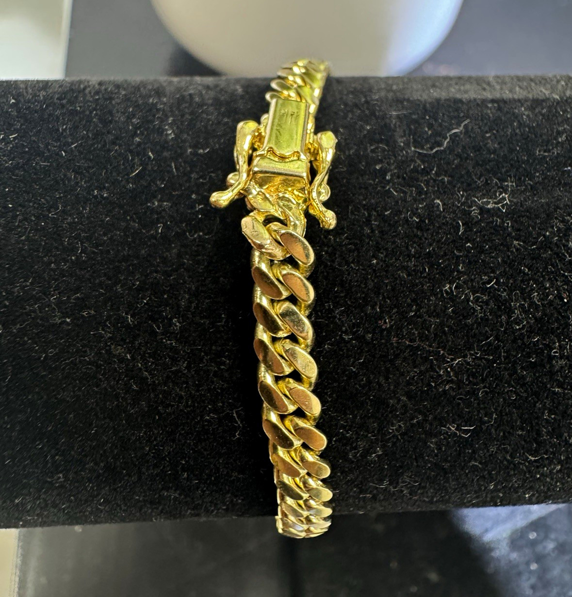 14 karat Miami Cuban link bracelet. Beautiful new piece with a beautiful clasp