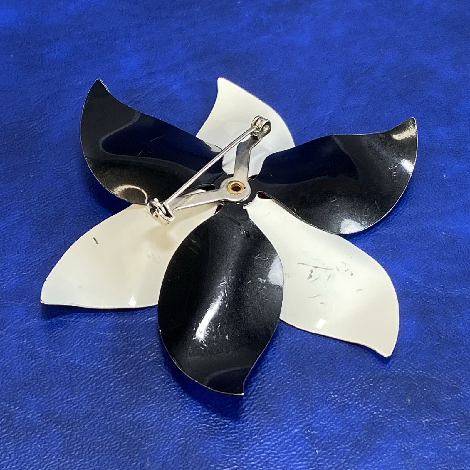Vtg Unsigned Black & White Metal Flower Brooch Pin Mid-Century Bold 3.25 Inch