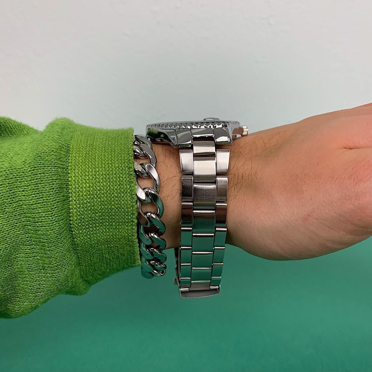 Classy essential minimalist stainless steel futuristic black watch